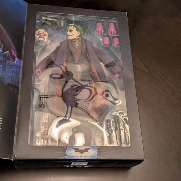O1 DC DIRECT The Joker Deluxe Collector Figure - Picture 5 of 8